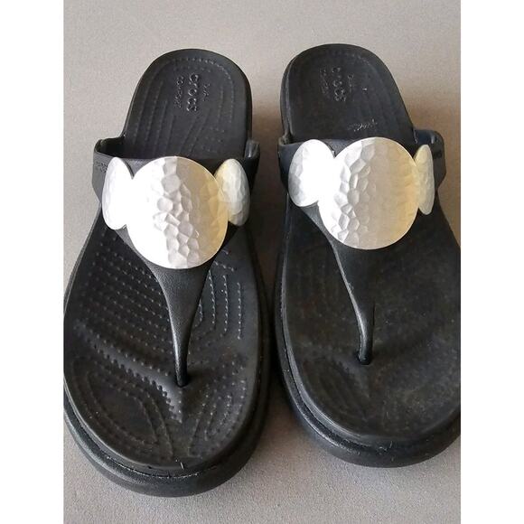 Crocs Sanrah Flip Flops Wedge Sandals Silver Medallion Black Sz 8 Waterproof - Picture 1 of 3
